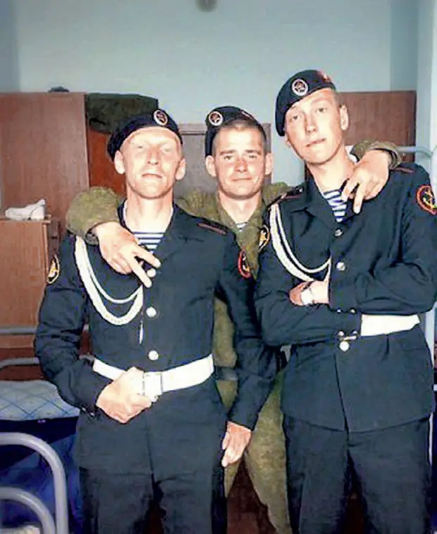 Алексей в юные годы (в центре).