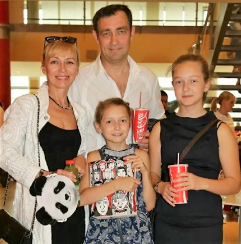 Константин Юшкевич с женой и дочерьми.