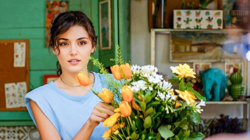 Ханде Эрчел в роли Эды в сериале «Постучись в мою дверь»