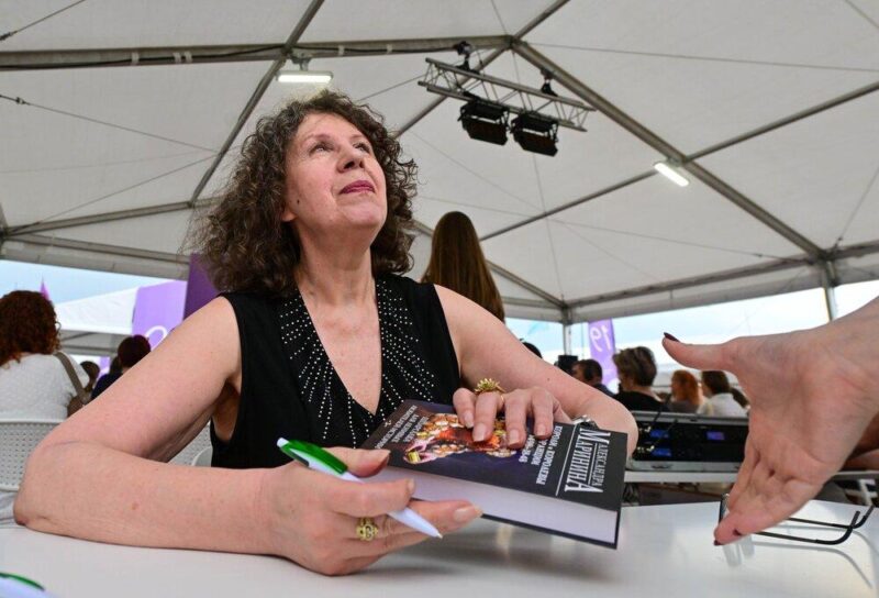 Александра Маринина продолжает активно выпускать новые книги.