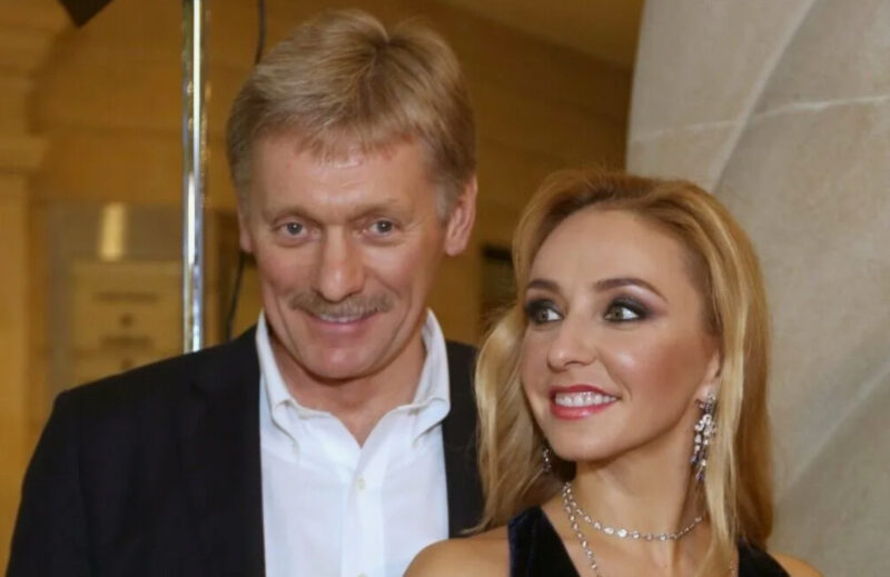 «Не прятала округлившийся живот»: падчерица Татьяны Навки на семейной фотосессии с Песковым