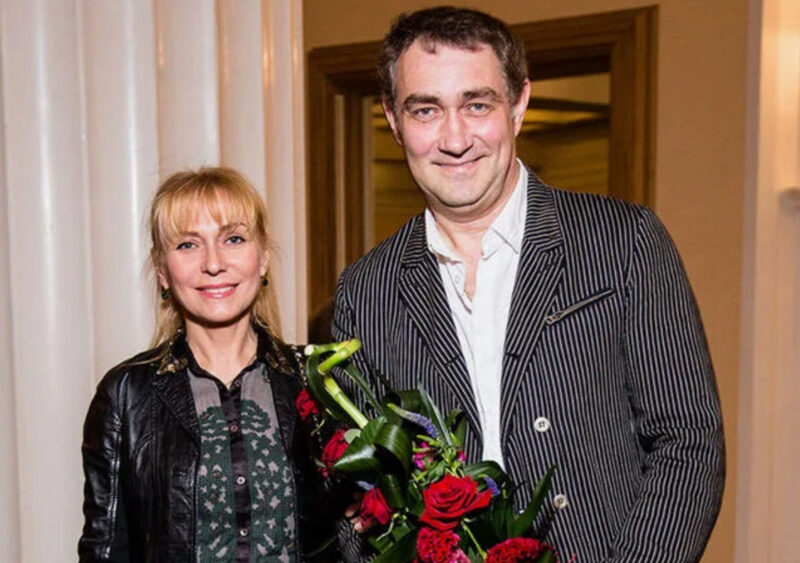 Единственная жена, дочери и желтые ботинки на свадьбу: 35 лет семейного счастья Константина Юшкевича