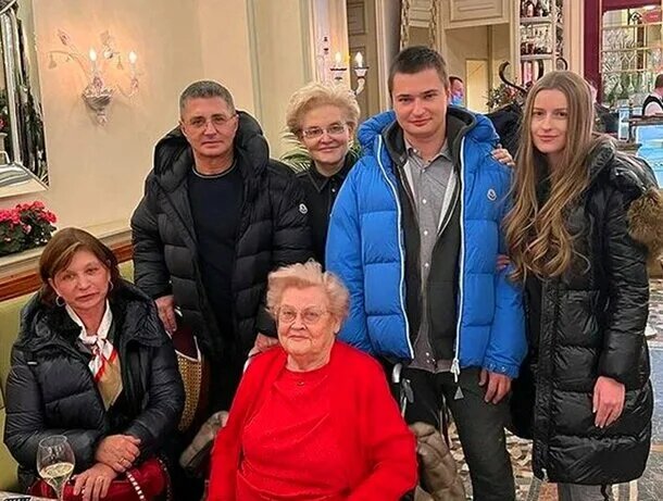 Свадьба в Париже и невеста из Молдавии: как выглядит и чем живет невестка доктора Александра Мясникова
