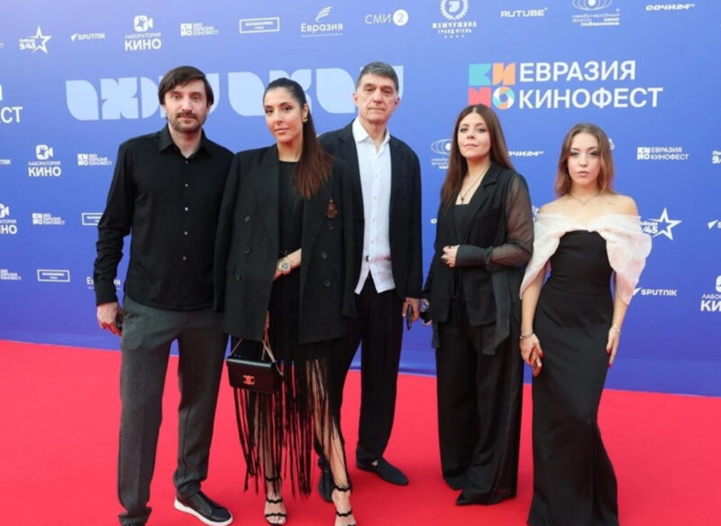 Дочери Веры Глаголевой почтили память матери в Сочи: Мария впервые вышла в свет с новым избранником