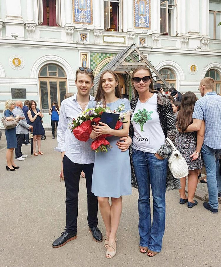 Андрей Миронов-Удалов в окружении супруги Ксении Паласис и мамы Марии Мироновой