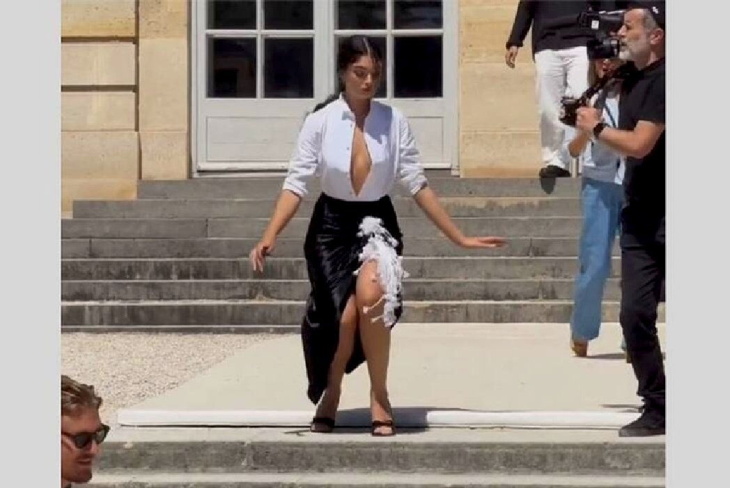 Дева Кассель оступилась на лестнице в откровенном наряде на показе Dior