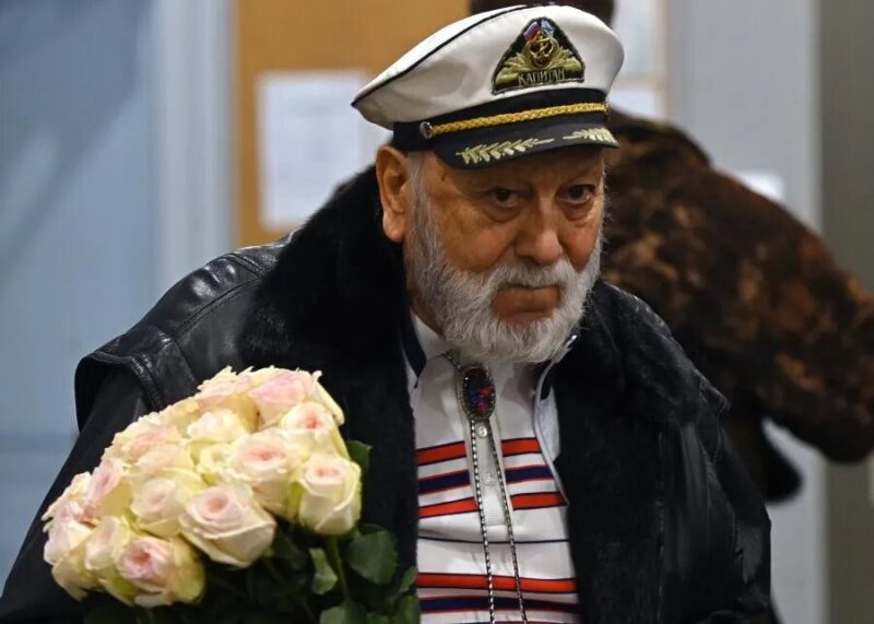 Романы после 90 лет, примирение с сыном и морская фуражка: какой была долгая жизнь Бедроса Киркорова
