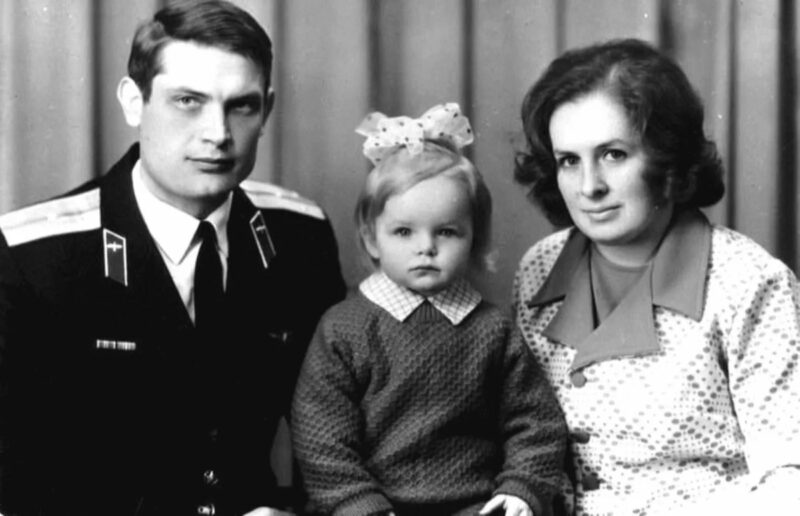 Анастасия Калманович (при рождении Наталья Брилёва) родилась в семье военного летчика