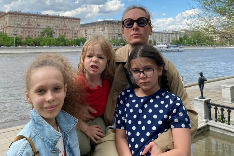 Ольга Ломоносова с детьми