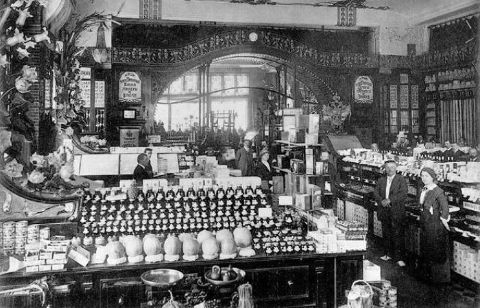 Интерьер знаменитого Елисеевского магазина в 1913 году