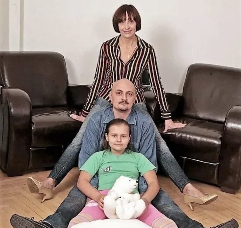 Тридцать лет брака, победа над тяжелым недугом и две разные дочери: как сейчас живет звезда «Аншлага» Светлана Рожкова