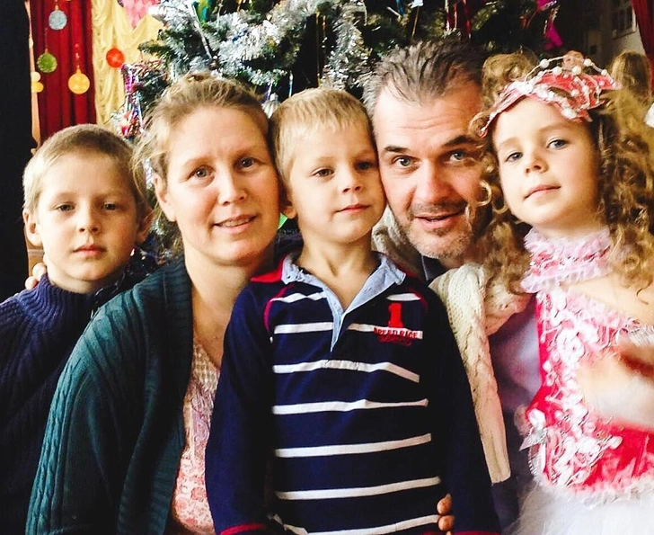 Четверо детей после сорока и жизнь на два дома: необычный семейный уклад звезды «Паутины» Олега Харитонова