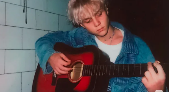Совместный быт с 16-летней Аней Пересильд, миллионные гонорары и скандал с публикой: как живет музыкант Ваня Дмитриенко