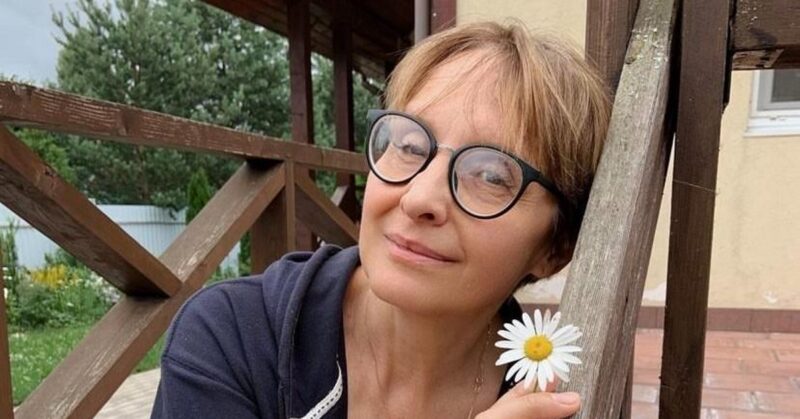 Тридцать лет брака, победа над тяжелым недугом и две разные дочери: как сейчас живет звезда «Аншлага» Светлана Рожкова