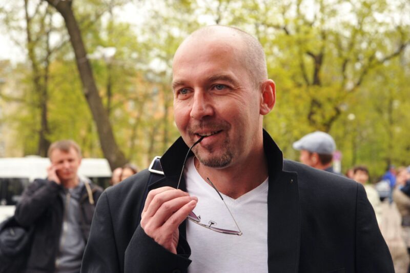 Свадьба в перерыве между утренниками и дружба с Ургантом: как Кирилл Полухин стал востребованным актером и сохранил брак длиной в 30 лет