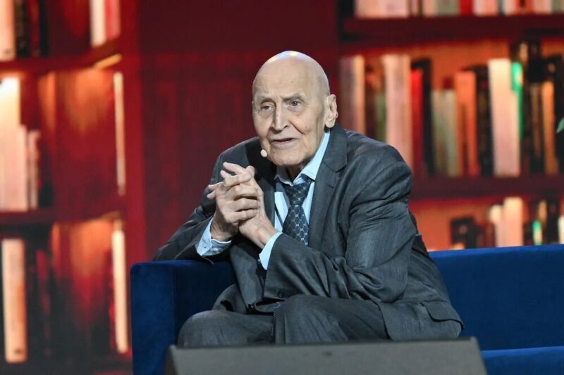 Передвигается с трудом, но заботится о близких: как сейчас живёт 89-летний Николай Дроздов