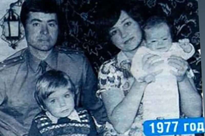 Семейный архив: будущая актриса с родителями и старшим братом