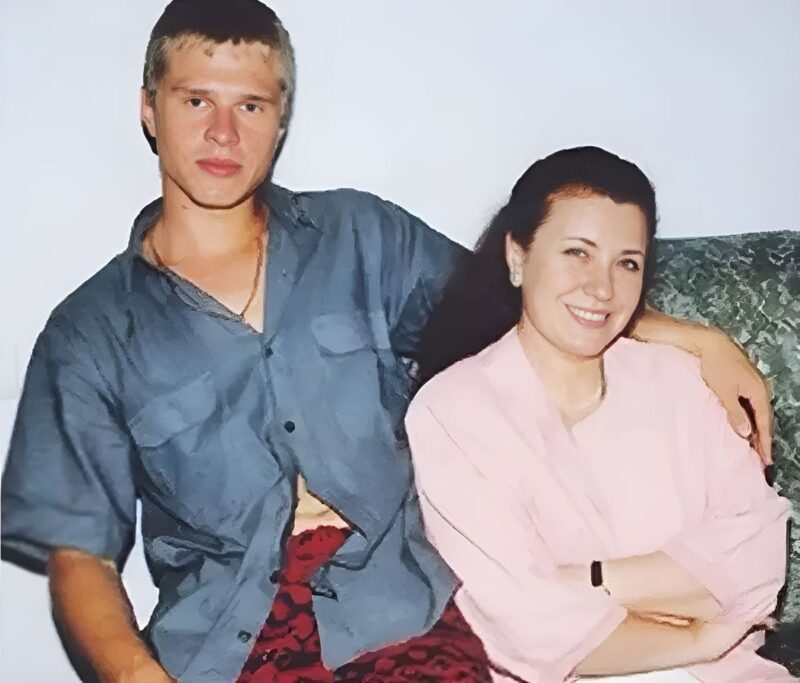 Певица с подросшим сыном