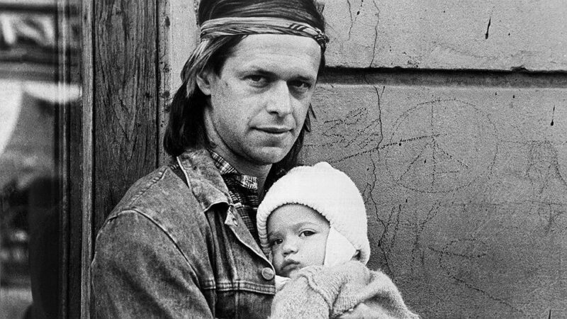 Борис Гребенщиков с маленьким сыном Глебом на ленинградской улице в 1980-е годы