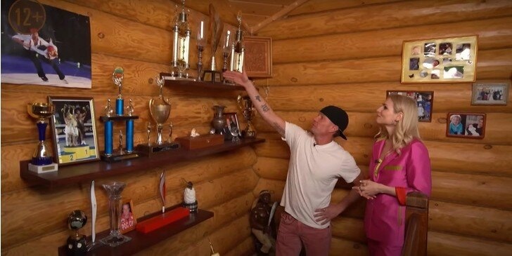 Спортзал, библиотека и веранда у воды: как устроен загородный дом Романа Костомарова и Оксаны Домниной