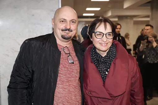 Тридцать лет брака, победа над тяжелым недугом и две разные дочери: как сейчас живет звезда «Аншлага» Светлана Рожкова