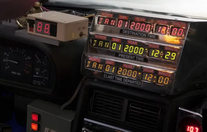 Знаменитая приборная панель в салоне DeLorean