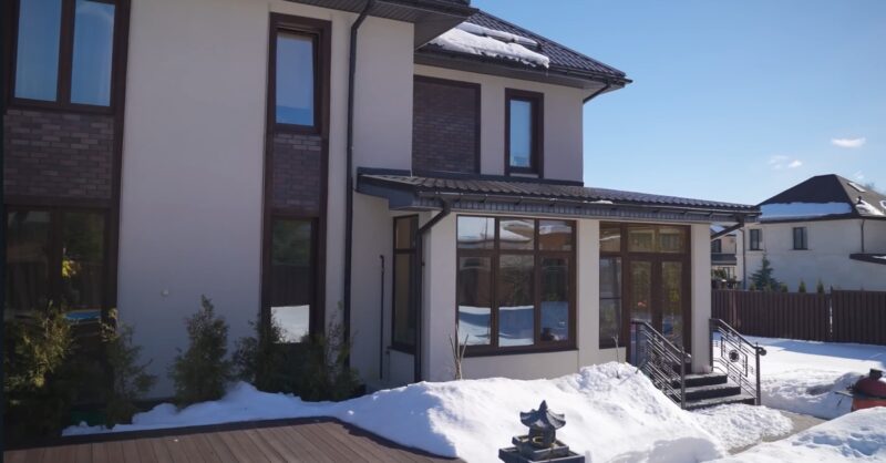 Без лишнего пафоса: как устроен подмосковный дом Стаса Костюшкина площадью 280 квадратных метров