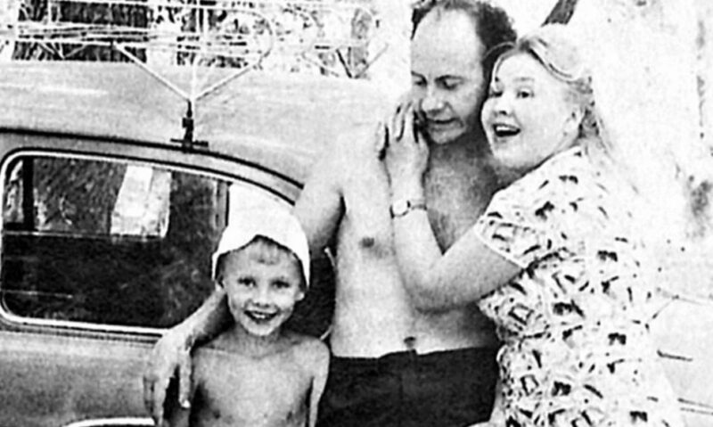 Андрей Ташков в детстве с родителями — режиссером Евгением Ташковым и актрисой Екатериной Савиновой