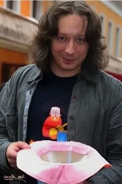Тимур Ведерников с гитарой