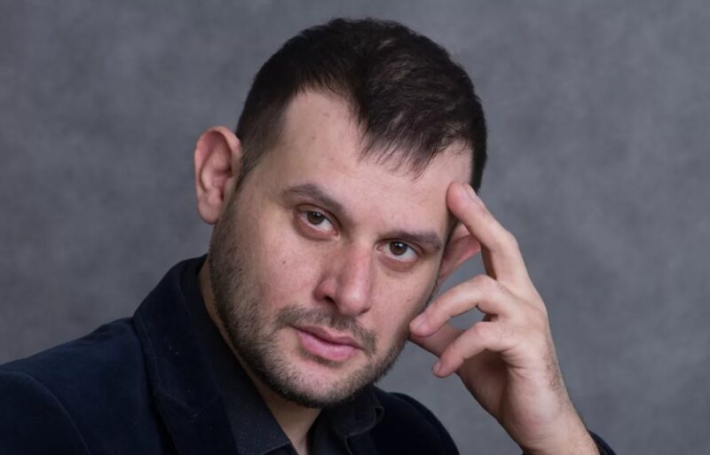 Первые роли и нынешний облик: как изменились 6 «дедов» из первого сезона сериала «Солдаты»