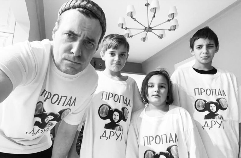 Евгений Цыганов в окружении детей — Александра, Георгия и Веры