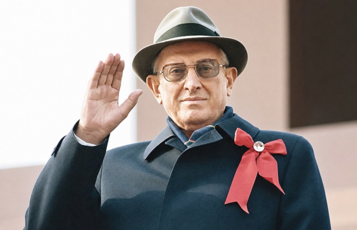 Юрий Андропов на трибуне Мавзолея