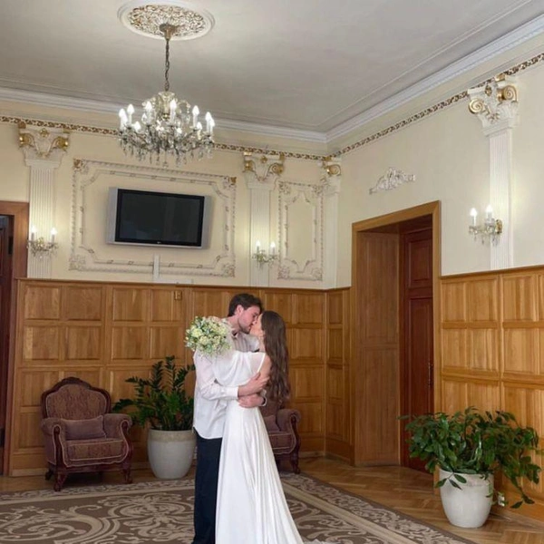 «Сегодня женюсь на этой красивой девчонке»: как сложилась судьба внука Веры Алентовой после скромной свадьбы