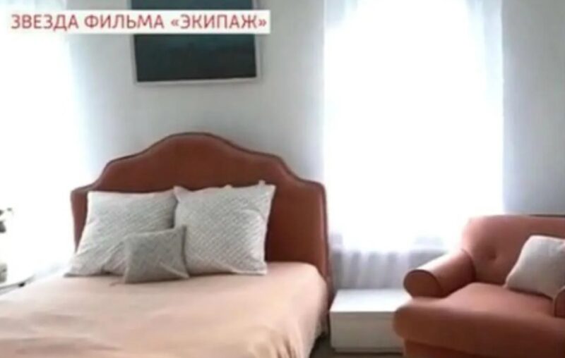 Деревенский дом вместо сцены МХАТа: как живет звезда «Экипажа» Ирина Акулова после трех разводов и ухода из профессии