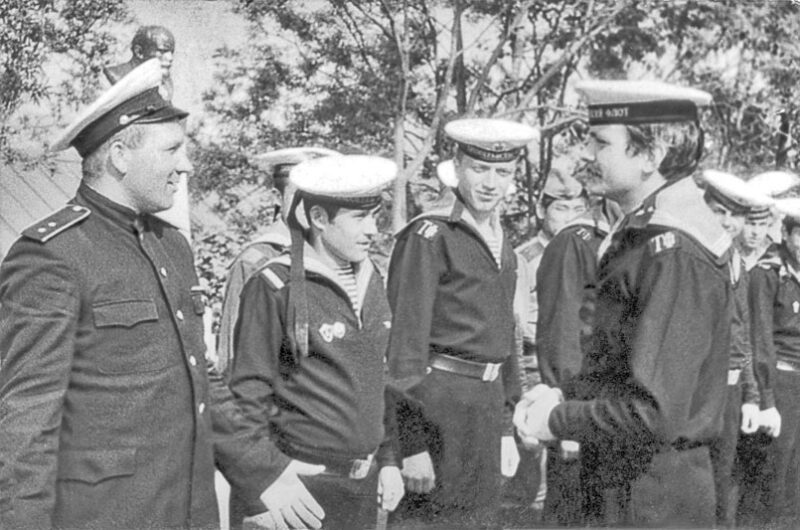 Никита Михалков (справа) в период прохождения армейской службы