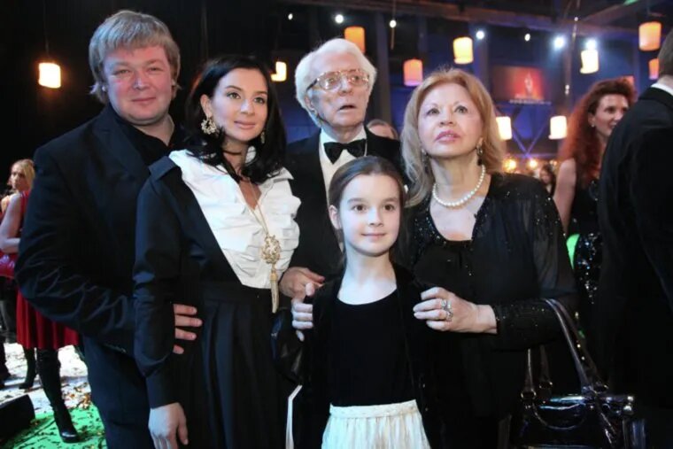 Особняк в Подмосковье и суррогатное материнство: почему наследники Олега Стриженова пошли столь разными путями