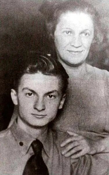 Юный Георгий Вицин со своей матерью