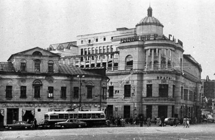Легендарное здание ресторана «Прага» на московском Арбате