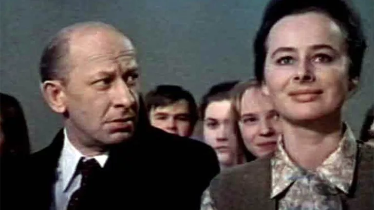 Чемодан на лестницу и помощь дочери соперницы: как Галина Волчек простила измену Евгения Евстигнеева