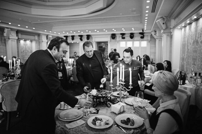 Гости заведения грузинской кухни «Арагви»