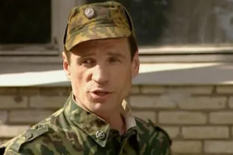 Первые роли и нынешний облик: как изменились 6 «дедов» из первого сезона сериала «Солдаты»