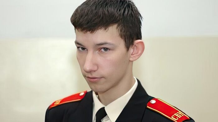 Кирилл Емельянов в роли Алексея Сырникова