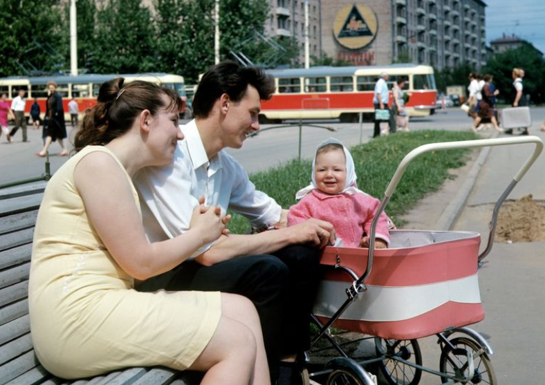 Социальные гарантии, жилье и доходы: сравнение уровня жизни в СССР и современной России