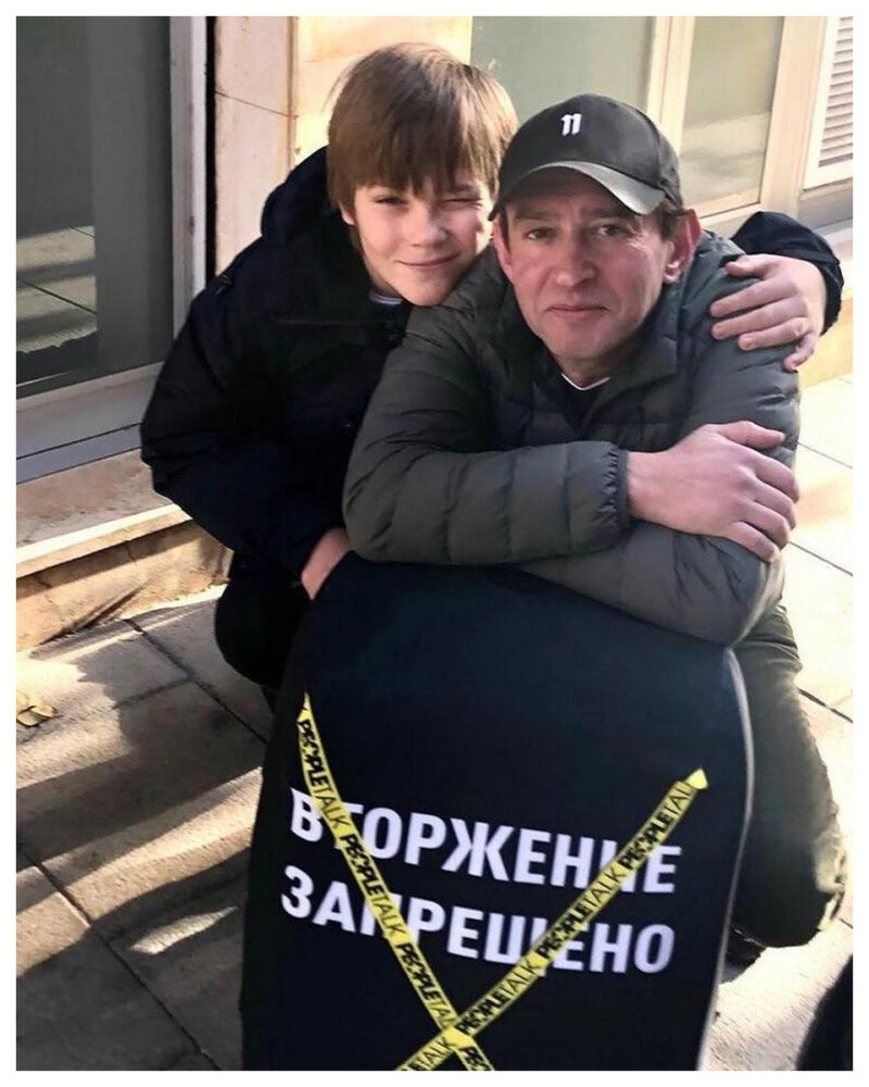 Один за маму и папу: 10 известных мужчин, которые сами вырастили детей