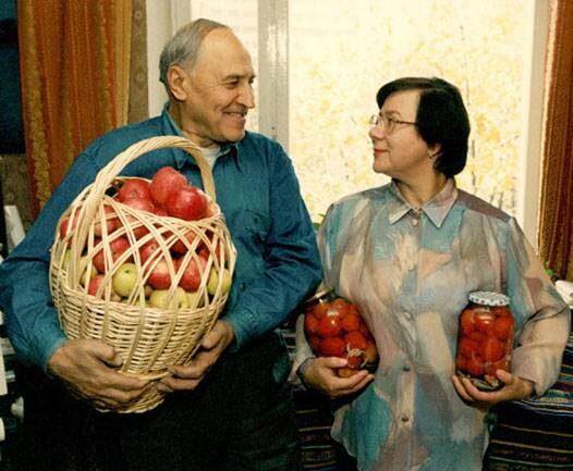 Передвигается с трудом, но заботится о близких: как сейчас живёт 89-летний Николай Дроздов