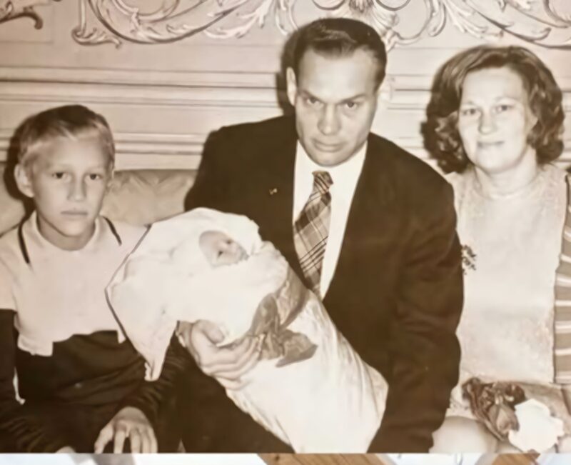 Евгений Сидихин в окружении родителей и младшего брата