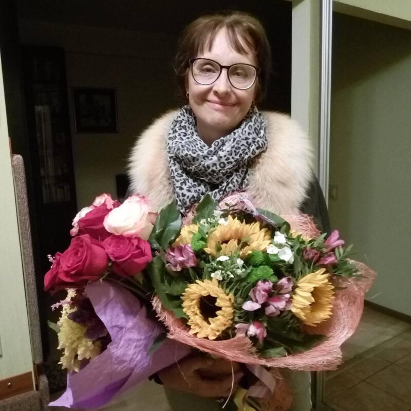 Тридцать лет брака, победа над тяжелым недугом и две разные дочери: как сейчас живет звезда «Аншлага» Светлана Рожкова