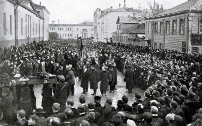 Многотысячное шествие во время похорон Николая Баумана