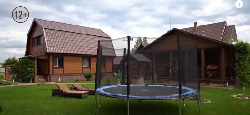 Спортзал, библиотека и веранда у воды: как устроен загородный дом Романа Костомарова и Оксаны Домниной
