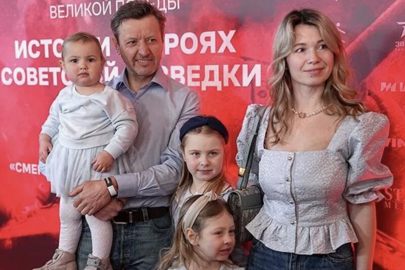 Обещал никогда не жениться, а теперь воспитывает троих дочерей: как изменилась семейная жизнь звезды сериала «Карпов» Владислава Котлярского